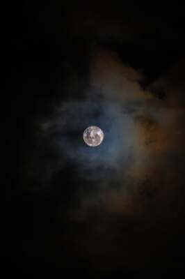 අරා ගගනත පුරා සඳ